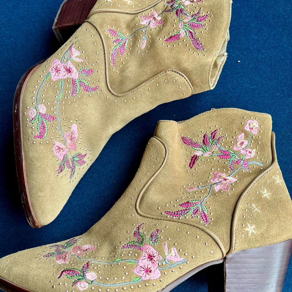 Gianni Bini Ramsie Bayside Taupe Suede Embroidered Floral Stars Ankle Boots 8.5 - Picture 4 of 6